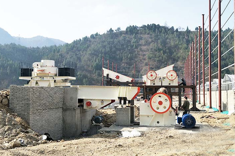 小型鄂式破碎機(jī)生產(chǎn)現(xiàn)場